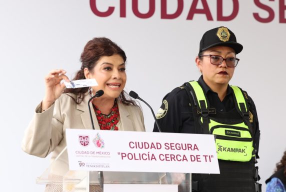 CLARA BRUGADA ENCABEZA EN IZTACALCO JORNADA DE VISITA 
DOMICILIARIA DEL PROGRAMA “LA POLICÍA CERCA DE TI”.